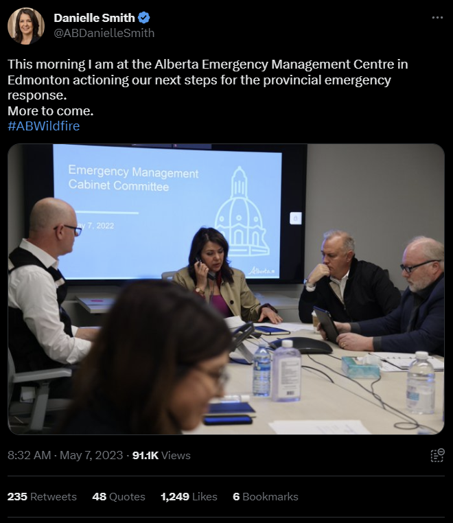 Danielle Smith tweets about her fire emergency meeting with a 2022 photo